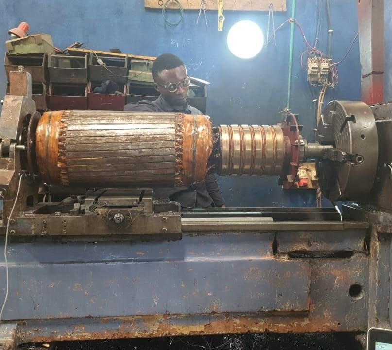 Auswuchten des Rotors eines großen Elektromotors: Ein Ingenieur führt das dynamische Auswuchtverfahren auf einer Spezialmaschine durch
