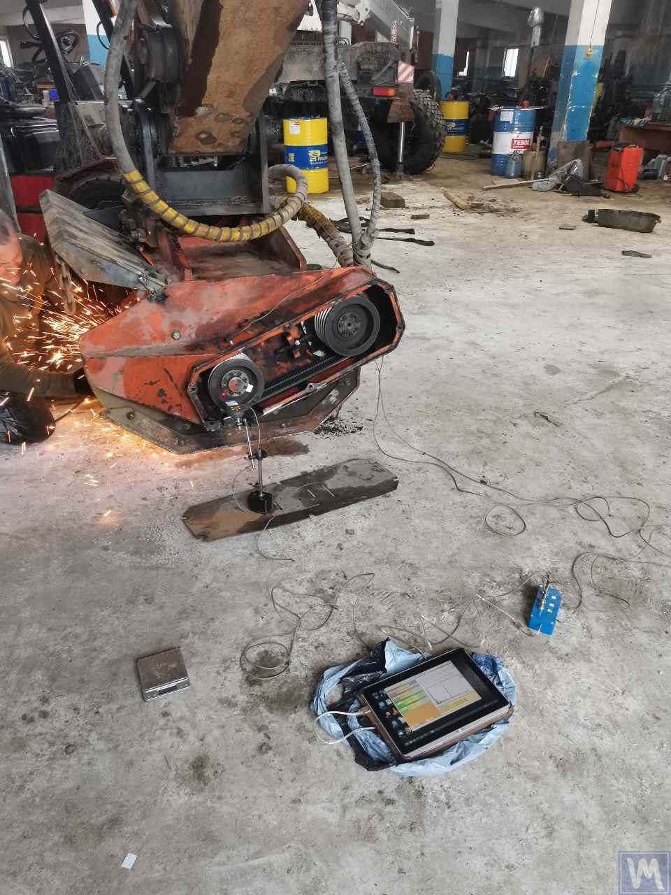 Auswuchten eines Forstmulcher-Rotors auf einem Spezialgestell mit Sensoren