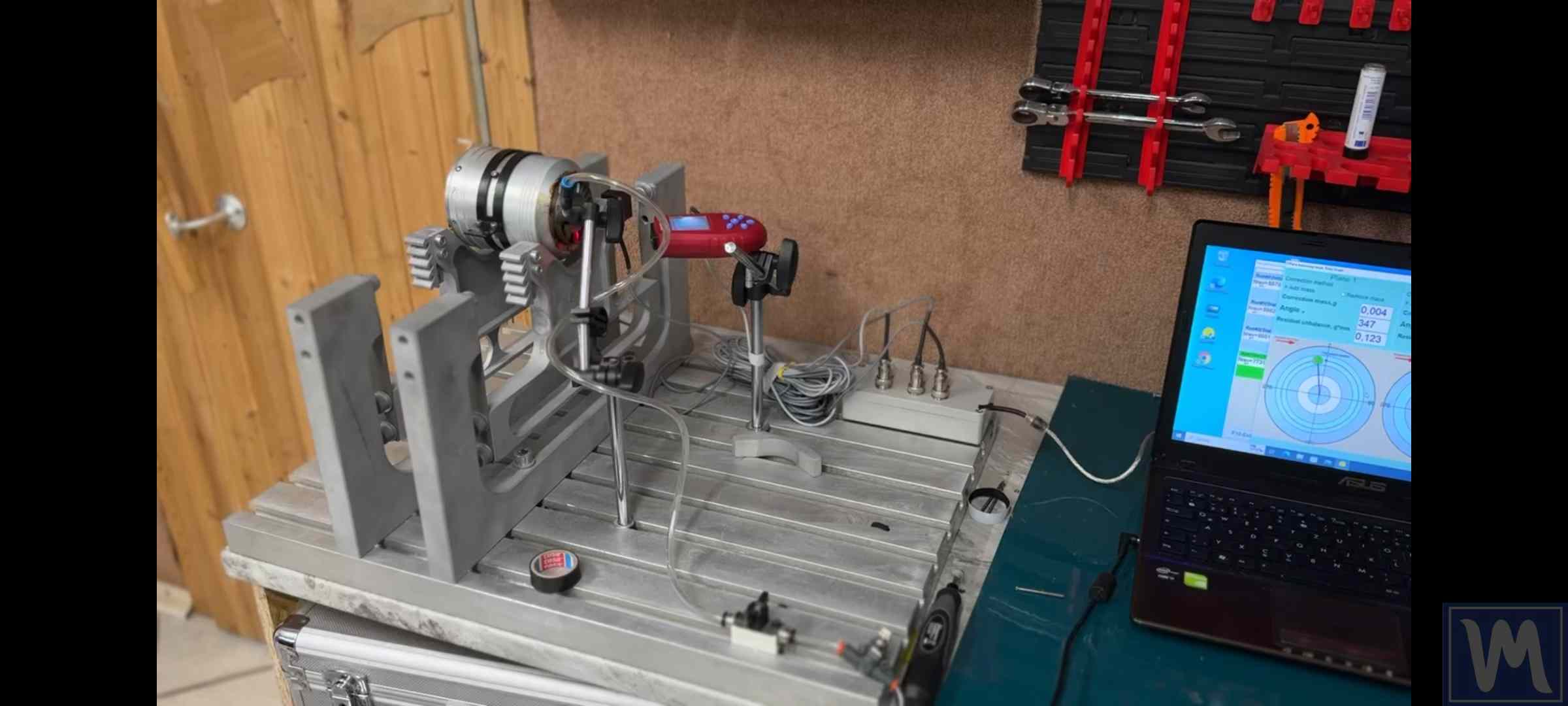 Dampfturbinenrotor auf einer Auswuchtmaschine in einer Werkstatt
