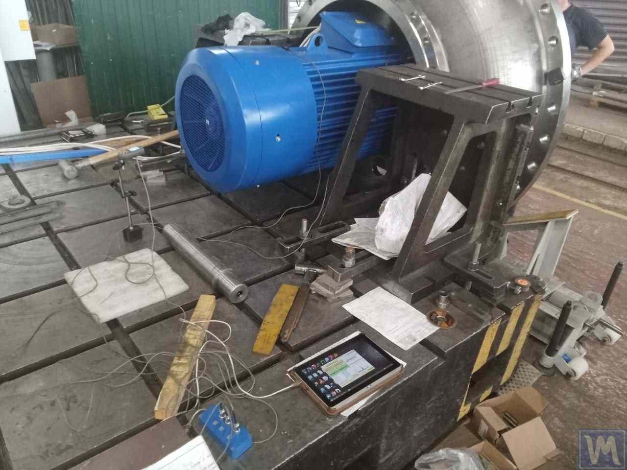 Auswuchten eines Industrieventilators: angebrachte Schwingungssensoren, Lasertachometer, Tablet mit Diagnosesoftware