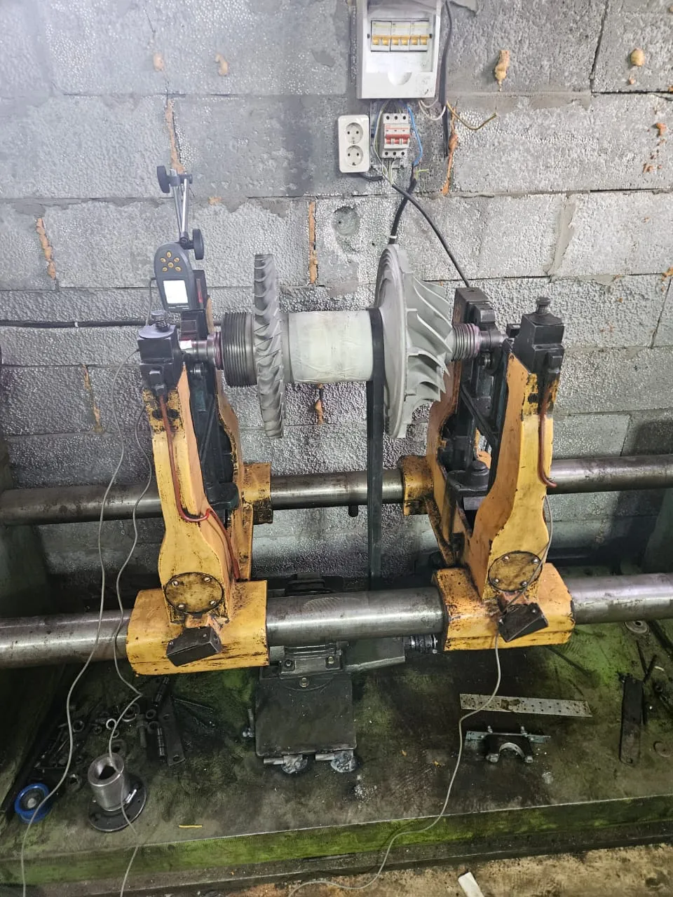 Modernisierter Auswuchtstand mit Balanset-1A OEM bei der Arbeit an einem Rotor.