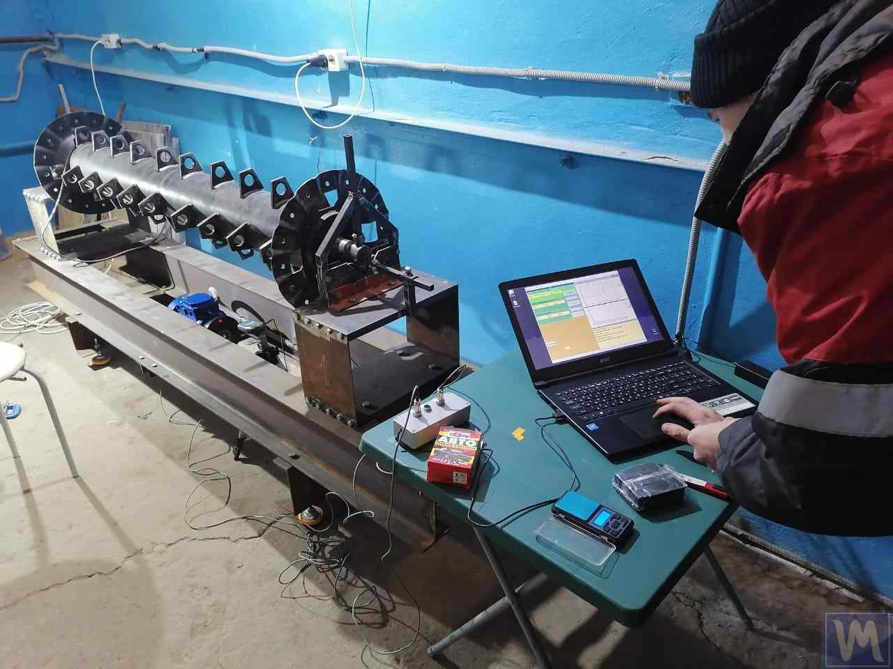 Eine ältere Auswuchtmaschine, die mit dem modernen Balanset-1A OEM Messsystem aufgerüstet wird.