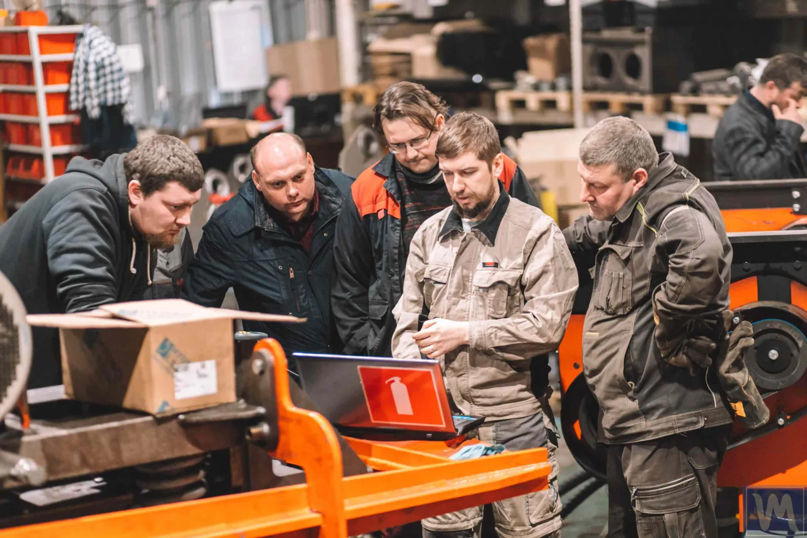 Ein Ingenieur schult einen Kunden in der Bedienung des Balanset-1A Auswuchtgeräts.